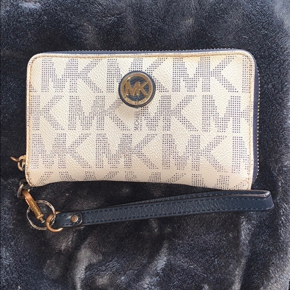 Michael Kors Handbags - Michael Kors zip up wallet